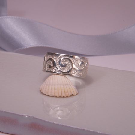Band Ring mit Wellen aus Silber